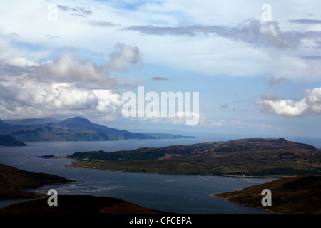 Il Storr e Raasay, con il vertice di Dun Caan visibile da Beinn na Caillich Broadford Isola di Skye in Scozia Foto Stock