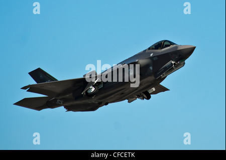 Il combattente per sciopero congiunto F-35A Lightning II si solleva per la sua prima sortie di allenamento il 6 marzo alla base dell'aeronautica Eglin, la Itâ€™s il primo volo di qualsiasi 33a ala F-35 del combattente dal loro arrivo alla base. Foto Stock