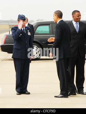 Il presidente Obama è accolto da lt col quincy honeycutt all'arrivo presso la 145North Carolina Air National Guard base in Charlotte, n.c. Foto Stock