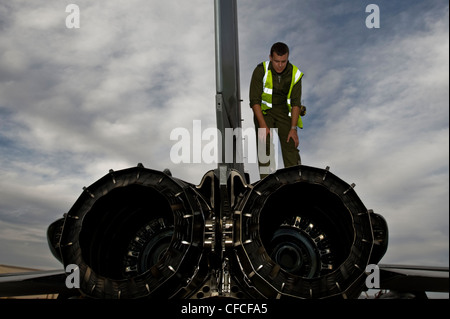 Royal Air Force del Regno Unito Senior Aircraftman Daniel Mumford, 2° Squadron di cooperazione militare, ingegnere, RAF Marham, controlla un GR4 Tornado, durante la bandiera rossa 12-3 marzo 5, 2012, alla base dell'aeronautica di Nellis, La bandiera rossa di Neven è un'esercitazione realistica di addestramento di combattimento che coinvolge le forze aeree degli Stati Uniti e dei relativi alleati. Foto Stock
