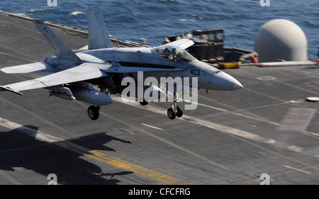 ARABIAN SEA (6 marzo 2012) un Hornet F/A-18C assegnato al Blue Blasters of Strike Fighter Squadron (VFA) 34 si prepara a atterrare sul ponte di volo della portaerei di classe Nimitz USS Abraham Lincoln (CVN 72). Abraham Lincoln è schierato nella 5 ° flotta degli Stati Uniti di responsabilità che conduce operazioni di sicurezza marittima, gli sforzi di cooperazione di sicurezza del teatro e le missioni di sostegno come parte di operazione Enduring Freedom. Foto Stock