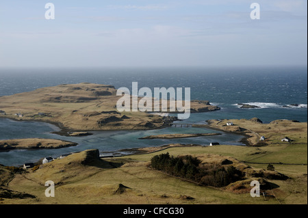 Una vista dalla collina di bussola di fronte a Sanday l isola di Canna nelle Ebridi Interne al largo della costa occidentale della Scozia. Foto Stock