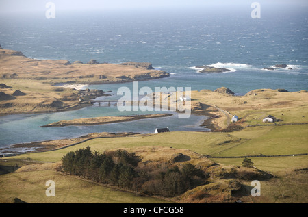 Una vista dalla collina di bussola di fronte a Sanday l isola di Canna nelle Ebridi Interne al largo della costa occidentale della Scozia. Foto Stock