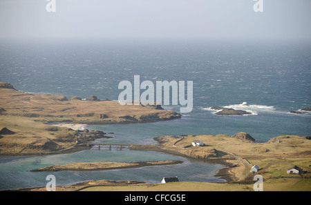 Una vista dalla collina di bussola di fronte a Sanday l isola di Canna nelle Ebridi Interne al largo della costa occidentale della Scozia. Foto Stock