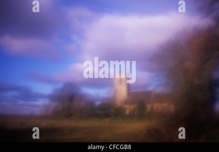 Vista atmosferica del XIII secolo inizio gotico inglese chiesa con campanile sotto il cielo blu con nuvole cumulus Foto Stock