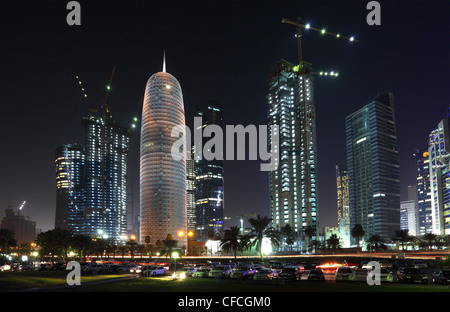 Il centro di Doha West Bay di notte, Qatar, Medio Oriente Foto Stock