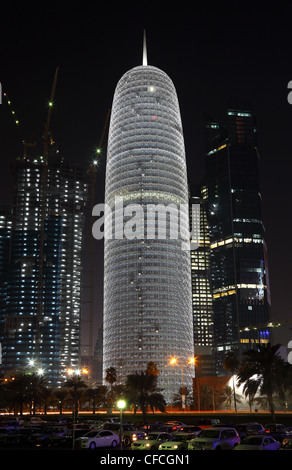 Burj Qatar illuminata di notte, Doha West Bay, in Qatar Foto Stock