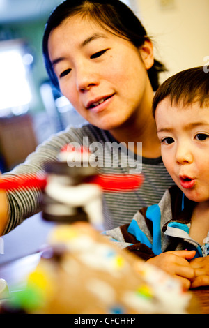 A due anni e mezzo di old boy (2,5), fa un pane di zenzero casa con sua madre. Foto Stock