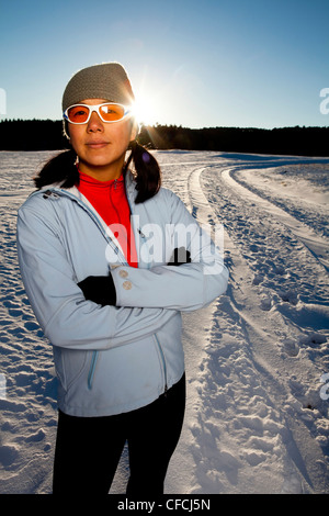 Un Japanese-American donna ha il suo ritratto preso dopo correre giù per una strada innevata nel Custer State, South Dakota. Foto Stock