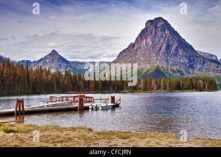 Immagine hdr di due Medicine Lake e dock con Sinopah montagna - nel Parco Nazionale di Glacier nel Montana. Foto Stock