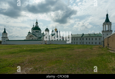 Spaso-Yakovlevsky monastero situato a sinistra dal Cremlino di Rostov sul Rostòv periferia Foto Stock