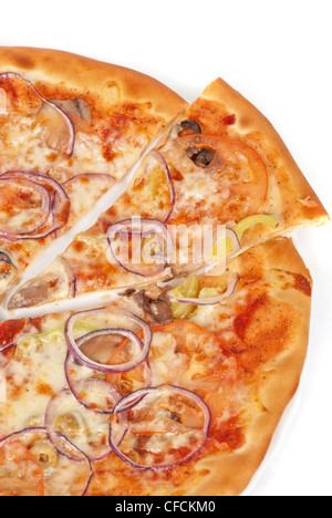 Pizza vegetale closeup con pomodoro, peperone bulgara, cipolla, olive, champignon e mozzarella Foto Stock