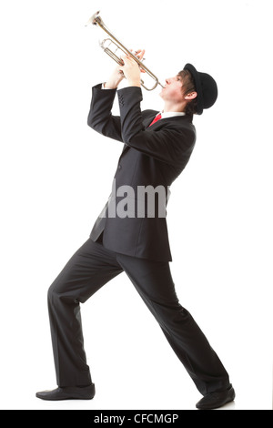 Ritratto di un giovane uomo di jazz a suonare la tromba sfondo bianco Foto Stock