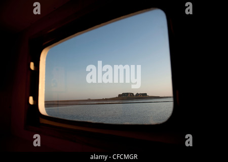 La mattina presto a Hallig Langeneß nel patrimonio mondiale dell UNESCO il Wadden Sea della Frisia settentrionale, Germania,visto attraverso la finestra di traghetto Foto Stock