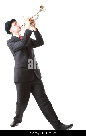 Ritratto di un giovane uomo di jazz a suonare la tromba sfondo bianco Foto Stock