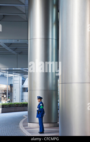 Giappone, Tokyo, Shiodome, Edificio del Centro, portiere e pilastri in acciaio Foto Stock