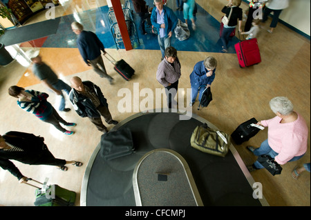 I passeggeri che arrivano dall'aeroporto di Comox YQQ attendono Foto Stock
