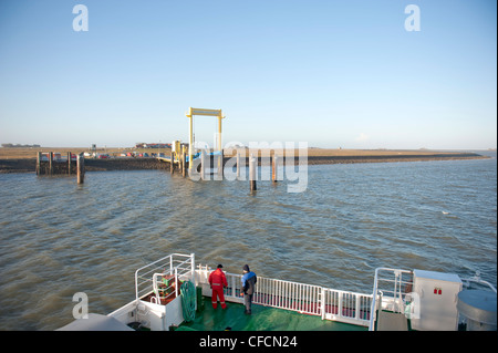 Traghetto "Hilligenley' avvicinamento al porto di Hallig Hooge, un minuscolo il Wadden Sea Island in Frisia settentrionale, Germania Foto Stock