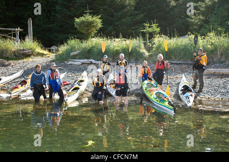 Gruppo senior ladies pagaiando insieme West Coast Foto Stock