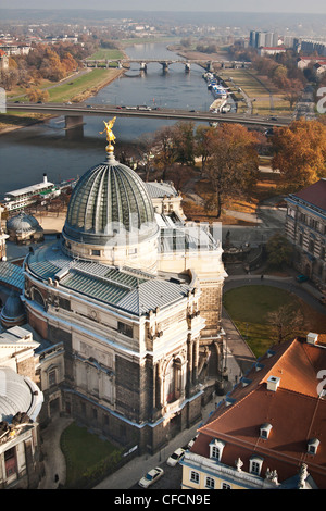 L'Accademia delle Belle Arti - cupola di vetro con angelo d'oro - Dresden - Germania Foto Stock