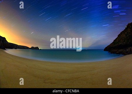 Porthcurno; di notte; tracce stellari nel cielo; Cornovaglia; Regno Unito; una lunga esposizione Foto Stock