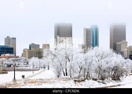 Downtown Winnipeg skyline su un gelido giorno d'inverno. Winnipeg, Manitoba, Canada. Foto Stock