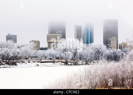 Downtown Winnipeg skyline e congelate Red River su un gelido giorno d'inverno. Winnipeg, Manitoba, Canada. Foto Stock