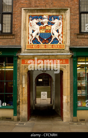 Il grado II ha elencato l'ingresso di Fossgate che conduce alla Sala degli avventuristi Merchant, York, Regno Unito. Foto Stock