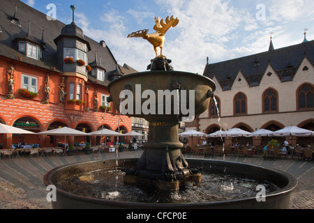 Hotel Kaiserworth, fontana del mercato e il Municipio, Goslar, montagne Harz, Bassa Sassonia, Germania Foto Stock