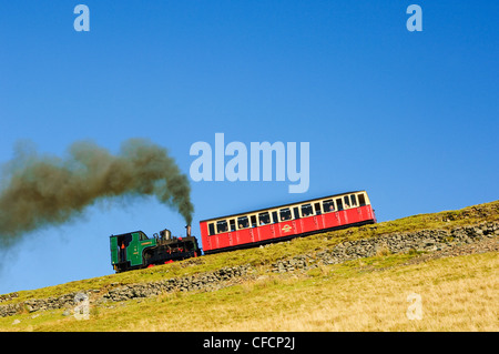 Treno su Snowdon Mountain Railway/Rheilfordd Yr Wyddfa, Snowdonia, Galles Foto Stock