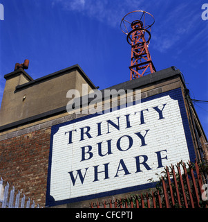 Trinity Buoy Wharf cartello dipinto sul lato di un magazzino vicino al River Thames Tower Hamlets, Docklands East London England UK KATHY DEWITT Foto Stock