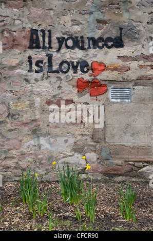 "Tutto ciò di cui hai bisogno è l'amore" graffiti su un muro di Edimburgo e il titolo di una canzone dei Beatles. Foto Stock