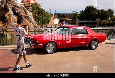 Vettura americana fan fotografare una Ford Mustang Coupe Foto Stock