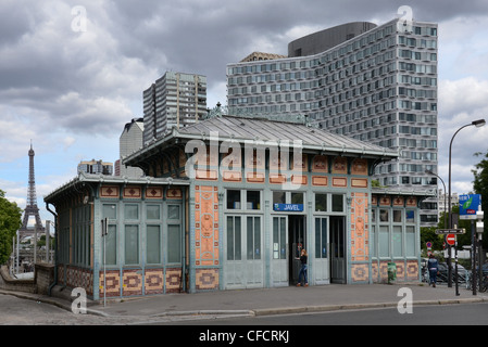 Javel RER stazione dal Pont Mirabeau sul Quai André Citroen dalla Senna nel XV arrondissement di Parigi, Francia. Foto Stock