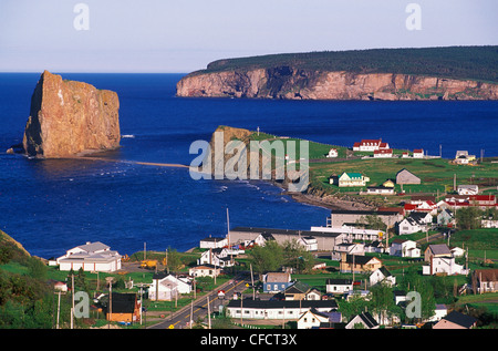 Perce villaggio dal Mount-Sainte-Anne, Gaspe Peninsula, Quebec, Canada. Foto Stock