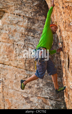 Un maschio di scalatore arrampicata sportiva in Red Rocks, Las Vegas, Nevada, Stati Uniti d'America Foto Stock