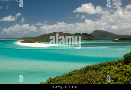 Whitehaven Beach e la collina di ingresso, Whitsunday Island, Queensland, Australia Pacific Foto Stock