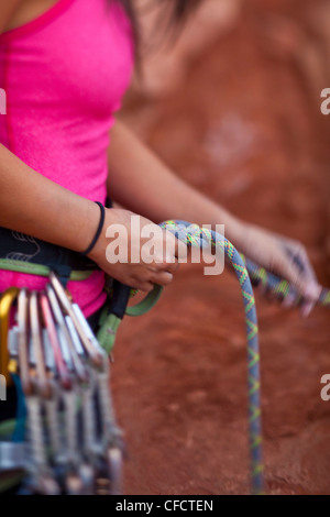 Una giovane donna rock climbing in St. Georges, Utah, Stati Uniti d'America Foto Stock