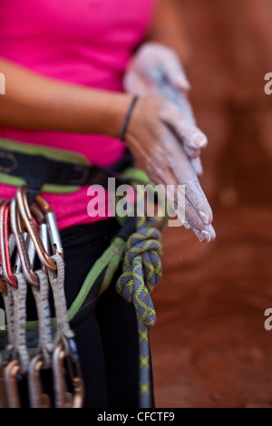 Una giovane donna rock climbing in St. Georges, Utah, Stati Uniti d'America Foto Stock