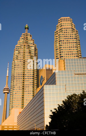 Il centro con la CN Tower dietro alto della BCE torri di uffici, Toronto, Ontario, Canada. Foto Stock