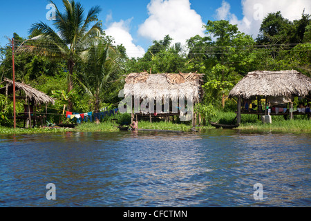 Indiani Warao tratteggiata tetto-capanne costruite su palafitte, Delta Amacuro, Delta Orinoco, Venezuela, Sud America Foto Stock