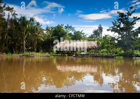 Indiani Warao tratteggiata tetto-capanne costruite su palafitte, Delta Amacuro, Delta Orinoco, Venezuela, Sud America Foto Stock