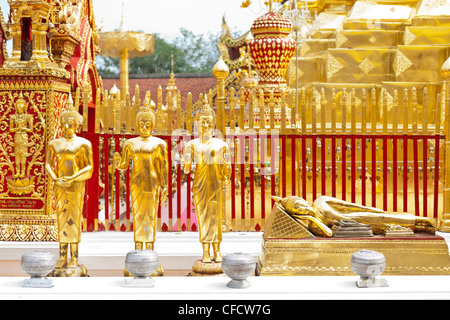 Wat Doi Suthep, Golden Statue di Buddha in piedi e giacente, tempio buddista su e montagna, Chiang Mai, Thailandia, Asia Foto Stock