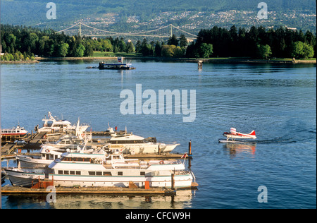 Il centro di marina con Stanley Park e Porta del Leone ponte in background, Vancouver, British Columbia, Canada Foto Stock