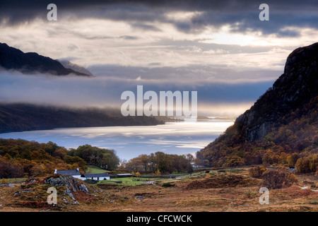 Early Morning mist appesa sopra Loch Maree, Wester Ross, Highlands, Scotland, Regno Unito Foto Stock