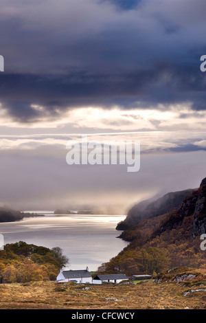 Early Morning mist appesa sopra Loch Maree, Wester Ross, Highlands, Scotland, Regno Unito Foto Stock