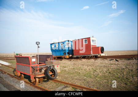 Carro ferroviario che collega Hallig Langeneß a Hallig Oland e la terraferma, utilizzati per il trasporto di merci e di passeggeri attraverso il Mare del Nord Foto Stock