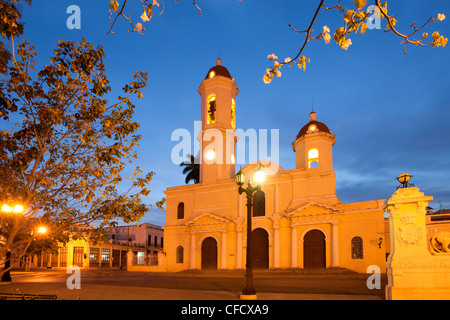 Vista notturna di Plaza Jose Marti che mostra la Cattedrale de La Purisima Concepcion, Cienfuegos, Cuba, West Indies Foto Stock