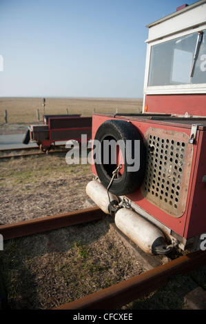 Carro ferroviario che collega Hallig Langeneß a Hallig Oland e la terraferma, utilizzati per il trasporto di merci e di passeggeri attraverso il Mare del Nord Foto Stock