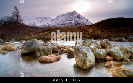 Fiume Coupall, appena,l'Coupall Falls, guardando verso le montagne ricoperte di neve, Glen Etive, Highland, Scotland, Regno Unito Foto Stock